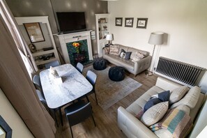 Älytelevisio, takka, DVD-soitin, kirjoja