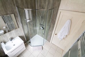 Shower, hair dryer, towels, soap - Forgan Cottage - newly refurbished (st andrews)