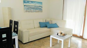 TV - VILLA WITH PRIVATE GARDEN NEAR THE SEA (Porto Pino)