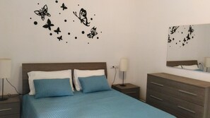 2 makuuhuonetta, silitysrauta/-lauta, vuodevaatteet