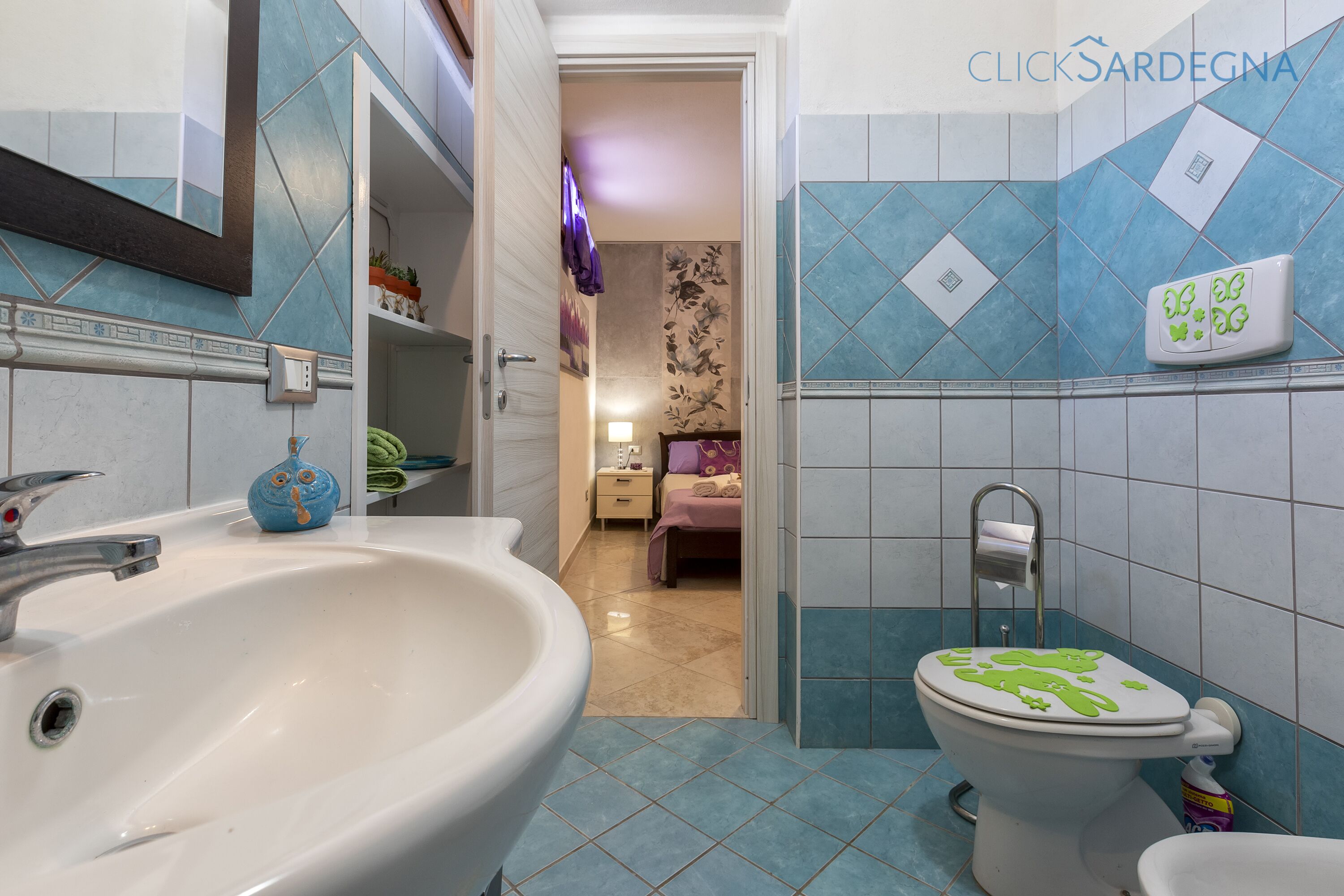 Baño con lavabo, inodoro y zona de ducha.