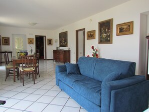 TV, DVD player, pebolim, aparelho de som