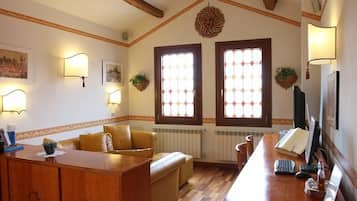 Smart-TV, DVD-Player, Bücher, Stereoanlage