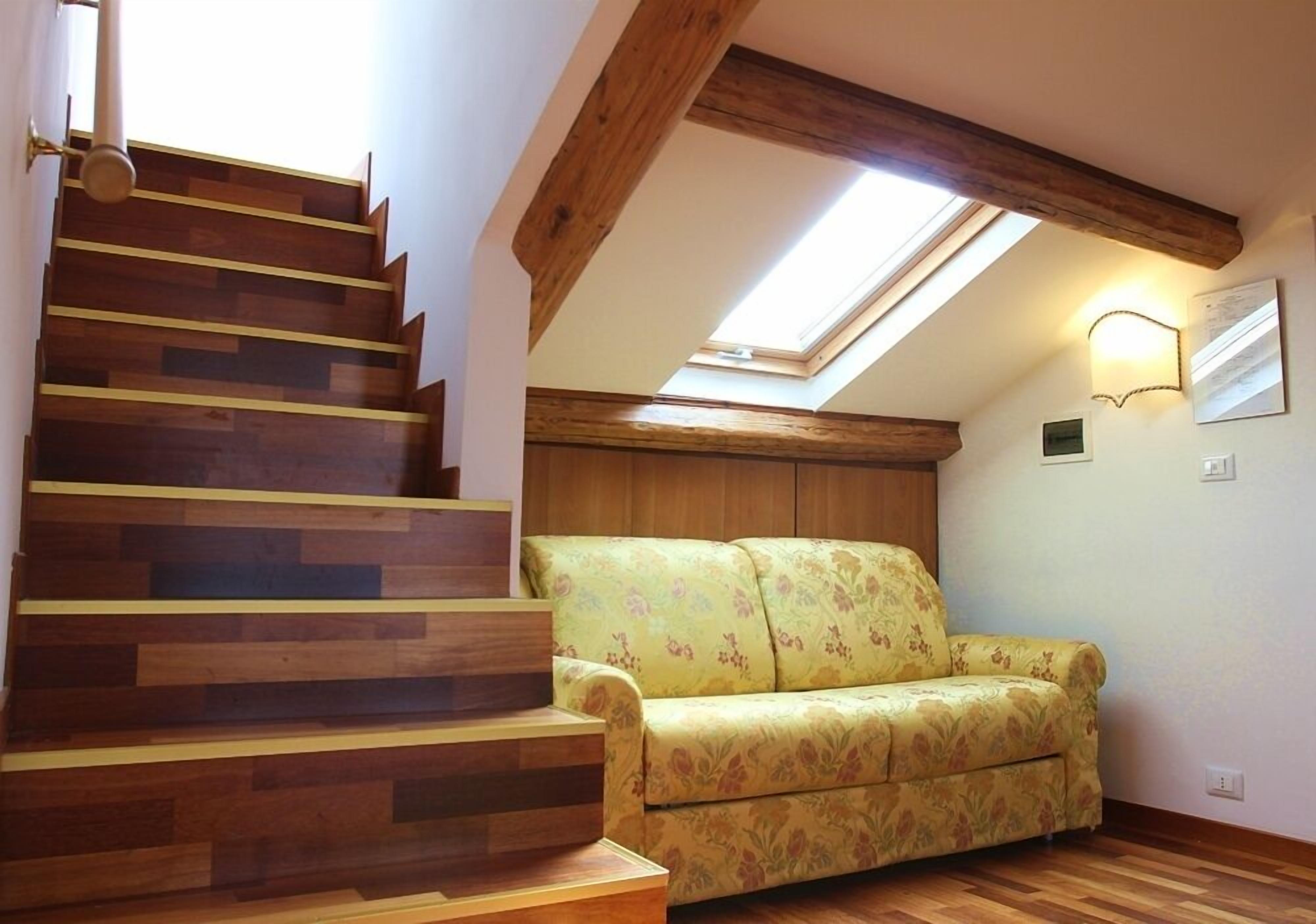 TV connectée, lecteur de DVD, livres, chaîne hi-fi