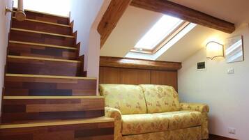 TV connectée, lecteur de DVD, livres, chaßne hi-fi