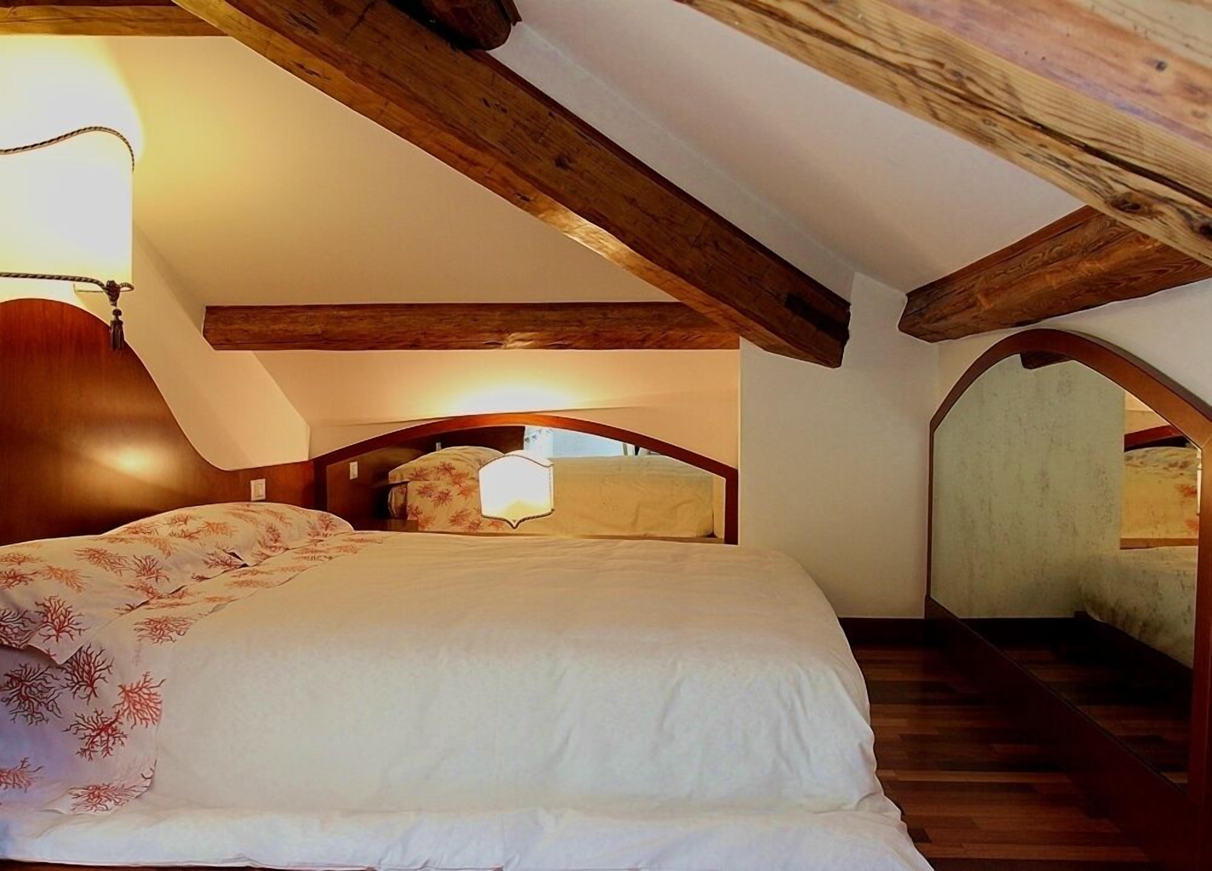 2 bedrooms, in-room safe, iron/ironing board, free WiFi