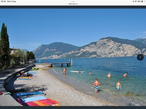 On the beach, sun loungers - ROMANTIC IDIPENDENT HOUSEHOLD three minutes from the beach GARAGE satellite TV (Malcesine)