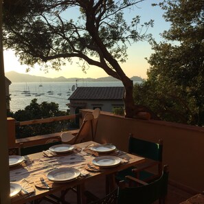 Outdoor dining - Enchanting sea view apartment with large terrace (Portoferraio)