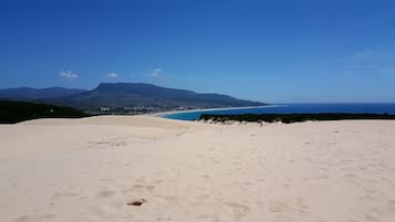 En la playa, camastros y toallas de playa