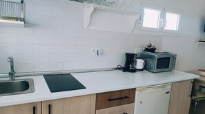 Kühlschrank, Mikrowelle, Herdplatte, Wasserkocher mit Kaffee-/Teezubehör