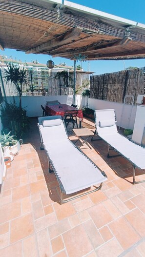 Outdoor dining - Ideal for couples apartment right on the beach with top terrace (Málaga)