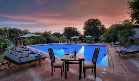 Una piscina al aire libre