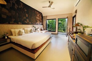 Luxury Cottage | 1 bedroom, in-room safe, desk, laptop workspace