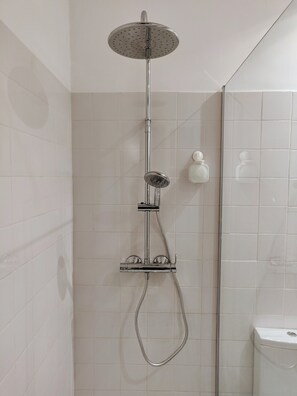 Badewanne, Haartrockner, Handtücher, Toilettenpapier