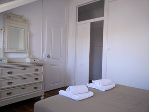 2 bedrooms, iron/ironing board, travel cot, free WiFi - Sunny 2BR - Av. D. Carlos I, Lisbon (São Bento) (Lisboa)