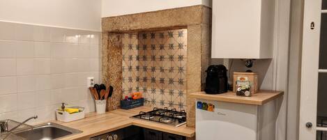Frigorífico, microondas, horno y placa de cocina