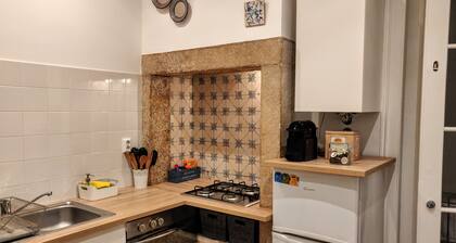 Sunny 2BR - Av. D. Carlos I, Lisbon (São Bento)