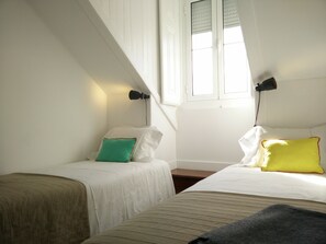 2 bedrooms, iron/ironing board, travel cot, free WiFi - Sunny 2BR - Av. D. Carlos I, Lisbon (São Bento) (Lisboa)