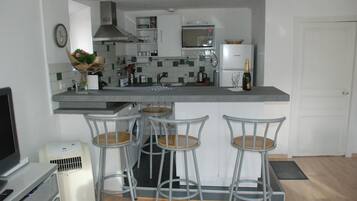 Réfrigérateur, micro-ondes, four, plaque de cuisson