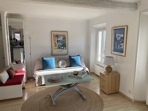Téléviseur, foyer, livres