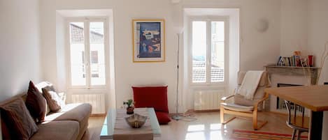 Fernseher, Kamin, Bücher