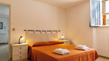 2 makuuhuonetta, silitysrauta/-lauta