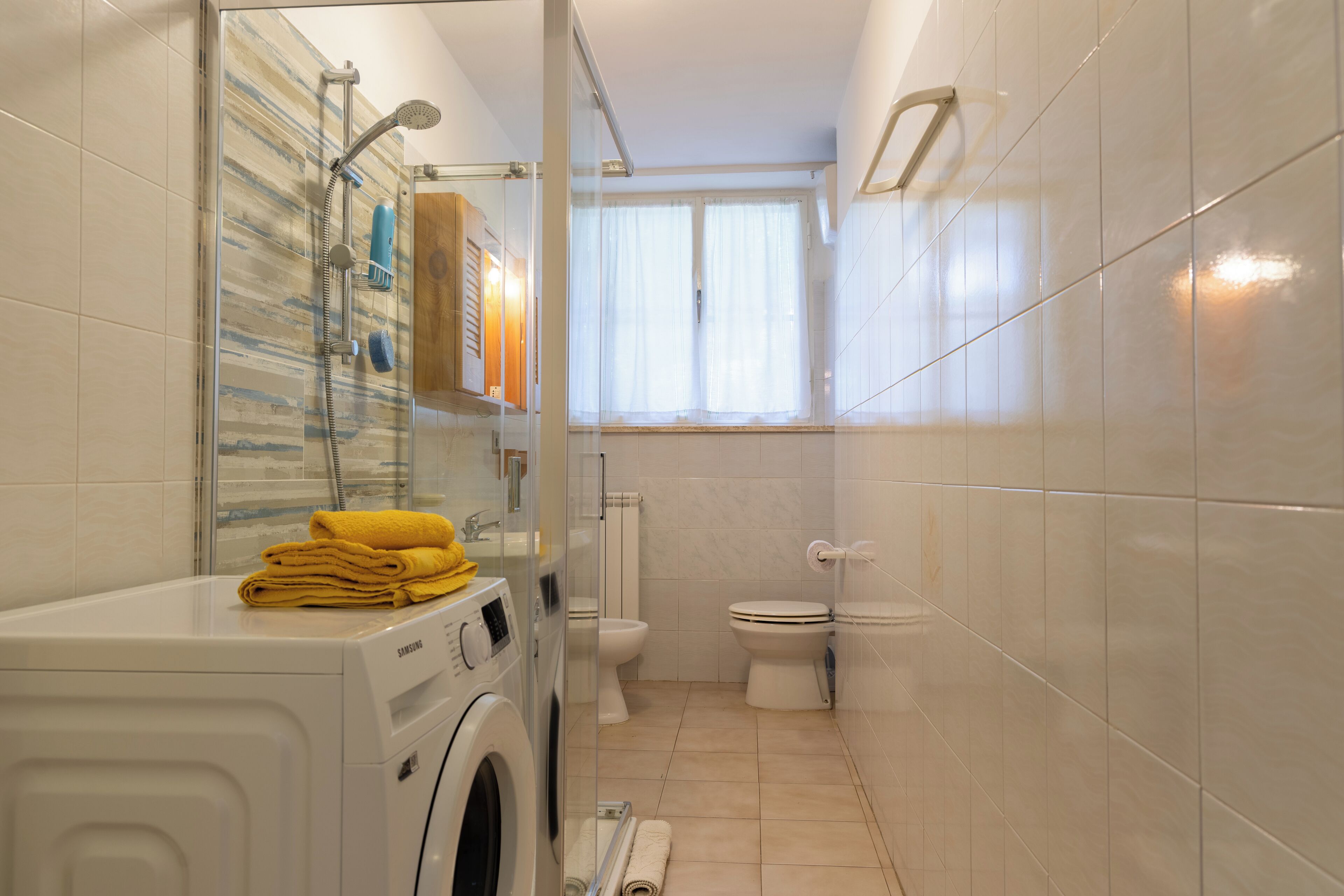 Ensemble douche/baignoire, sèche-cheveux, bidet, papier toilette