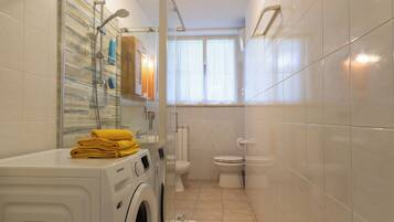 Suihkun ja ammeen yhdistelmä, hiustenkuivaaja, bidee, vessapaperi