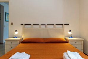 2 habitaciones y tabla de planchar con plancha 