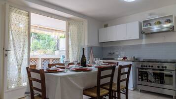 Frigorifero, forno, piano cottura, lavastoviglie