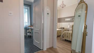 4 Schlafzimmer, Schreibtisch, BĂŒgeleisen/BĂŒgelbrett, kostenloses WLAN