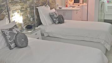 2 dormitorios, caja fuerte, escritorio y tabla de planchar con plancha