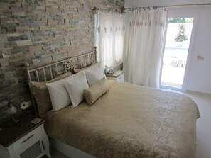 1 Schlafzimmer, Zimmersafe, Schreibtisch, Bügeleisen/Bügelbrett