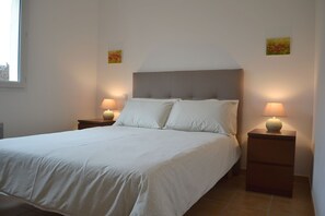 2 عدّة غرف نوم ومكواة/لوح كي وسرير سفر وواي فاي مجانًا