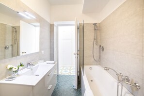 Bañera, secador de pelo, bidé y toallas