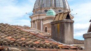 A building with a large dome and a tiled roof. - Elegant penthouse apartment with amazing terrace! (Roma)