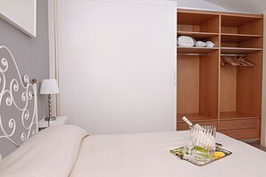 1 habitación, tabla de planchar con plancha, wifi y ropa de cama 