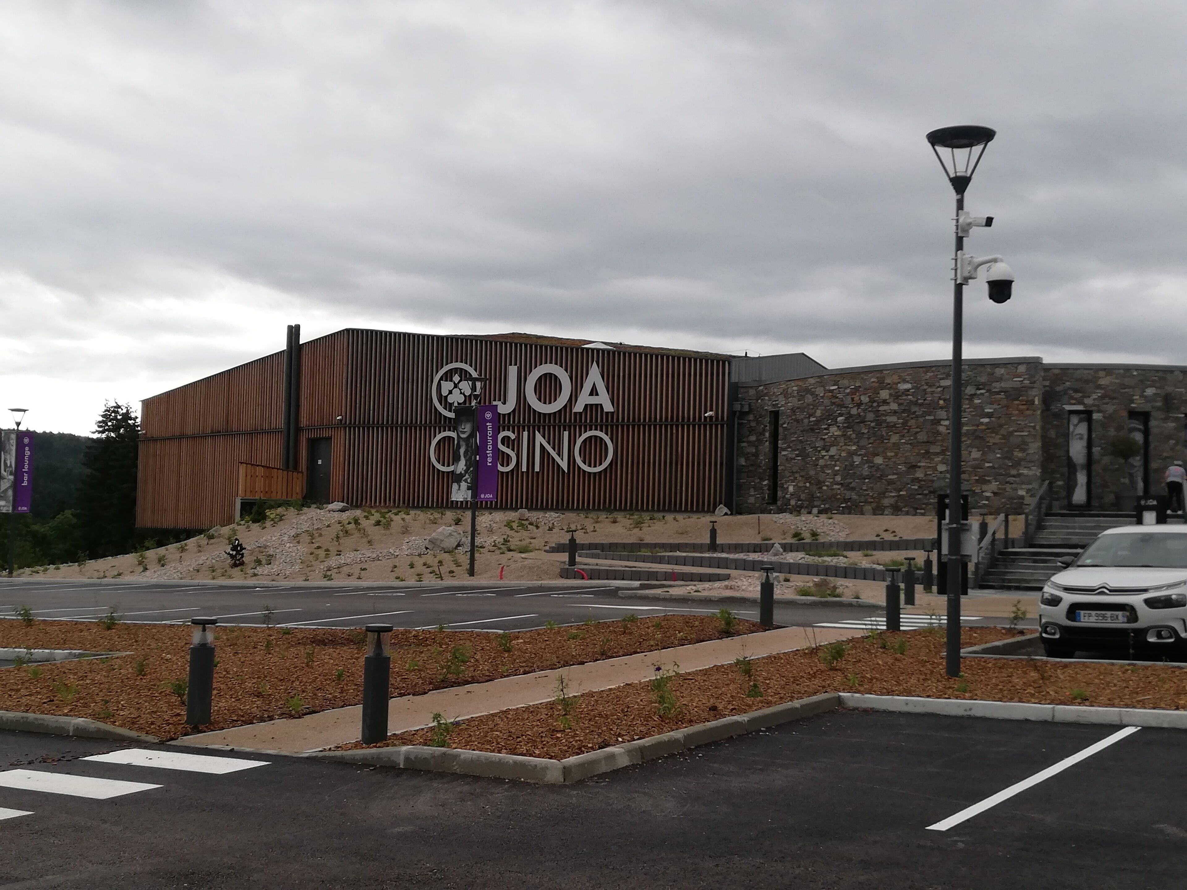 Un edificio moderno con un cartello che riporta la scritta "JOA Casino".