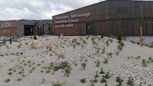 Ein Gebäude mit einem Schild für 'JOA CASINO' und einem weiteren Schild für 'Restaurant Bar Lounge Spielautomaten Tischspiele'.