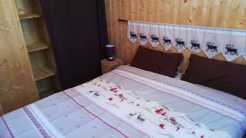 3 bedrooms, iron/ironing board, bed sheets