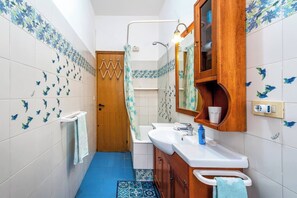 Combined shower/bathtub, hair dryer, bidet, towels