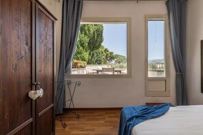 1 bedroom, iron/ironing board, WiFi, bed sheets - Road to Villasimius seaside villa with garden and Jacuzzi (Quartu Sant Elena)