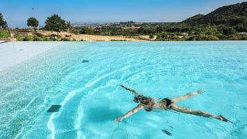 Piscina all'aperto, una piscina a sfioro