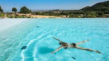 Una piscina al aire libre, una piscina infinita