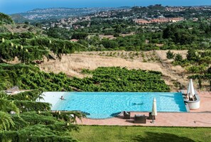 Outdoor pool, an infinity pool