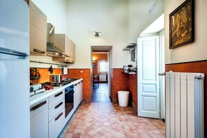 Kylskåp, mikrovågsugn, ugn och spishäll