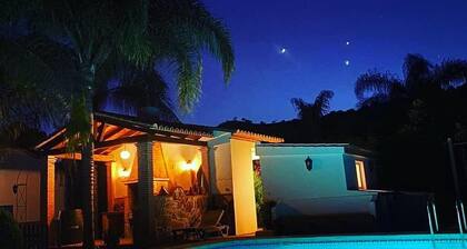 VILLAHARJOITTELU Coínissa (Málaga) maaseudulla, jolla on suuri uima-allas, puutarha, puiden ympäröimä 4000 m2: n tilalla.