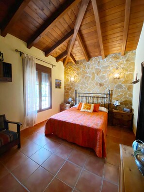 4 bedrooms, desk, iron/ironing board, free WiFi