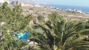 A coastal landscape with a view of the sea, a swimming pool, and buildings in the background. - Chalet with pool in Candelaria (Candelaria)