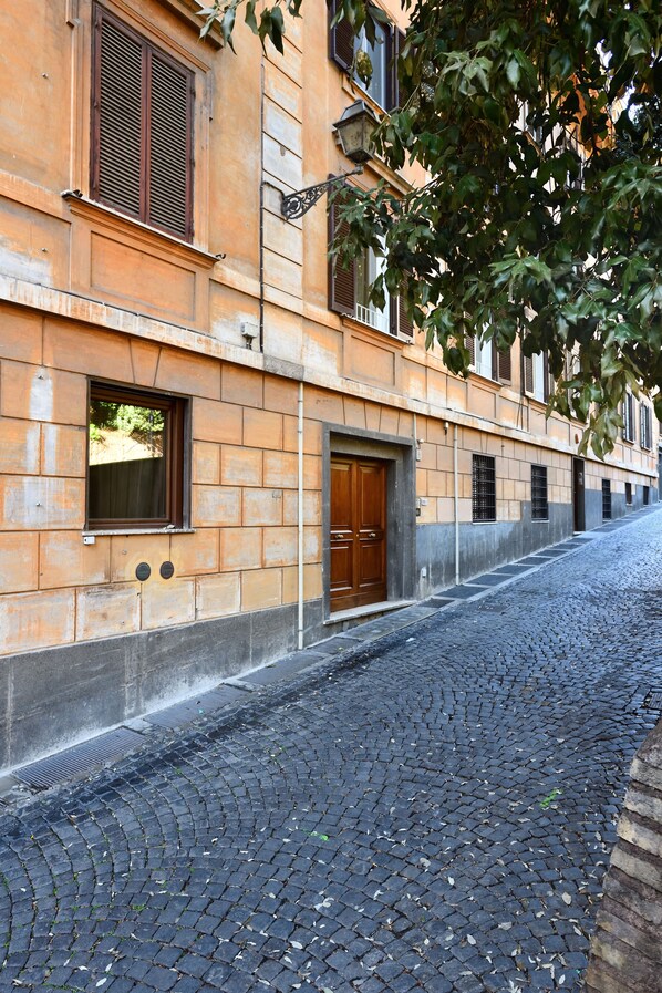 Exterior - The Roman Residence. (Roma)